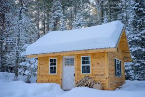 vacances dans un chalet enneigé